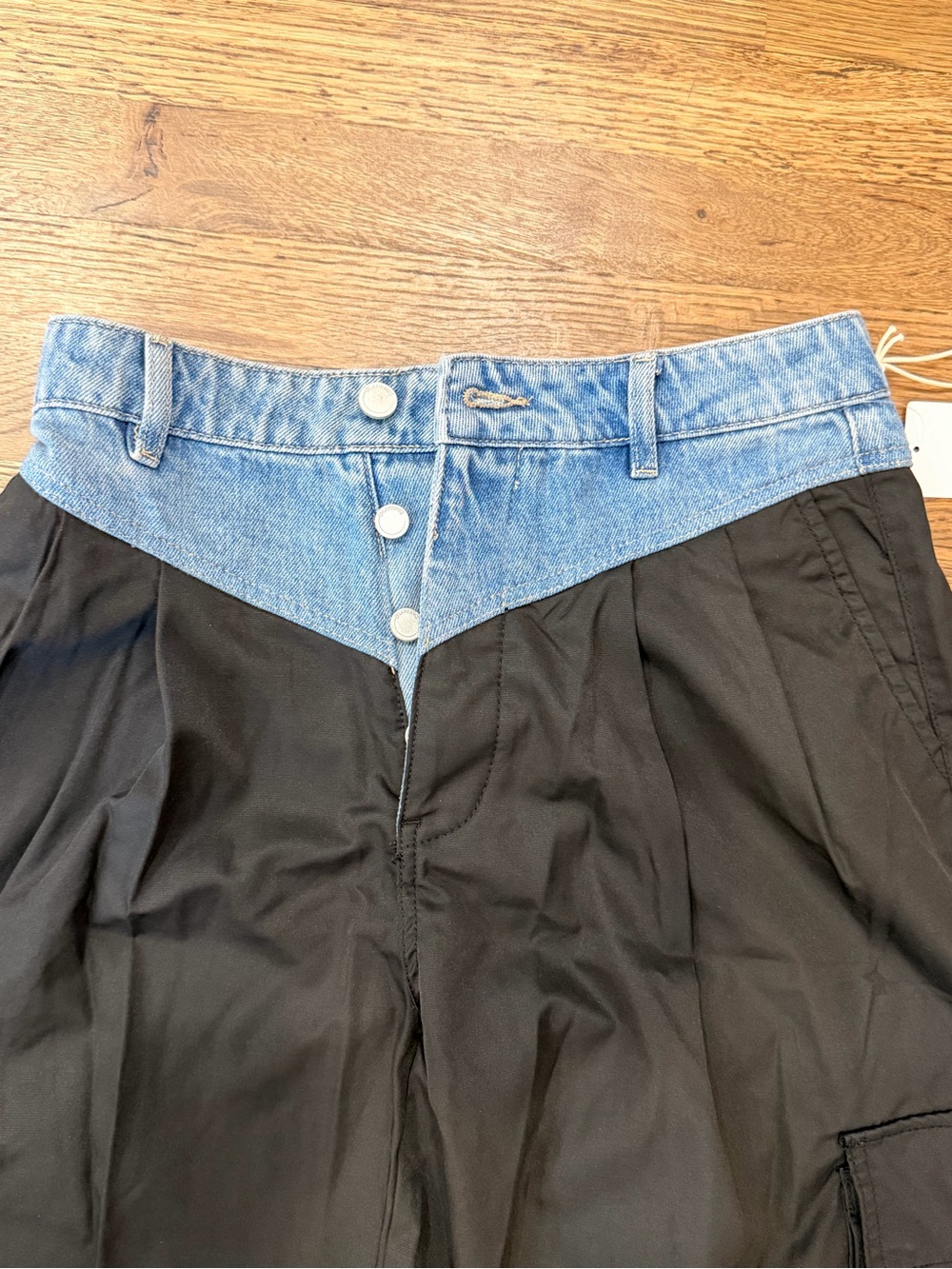 BRAND NEW WITH TAGS Women’s Blank NYC Two-Tone Cargo Pants with Denim Waist - Picture 2 of 4